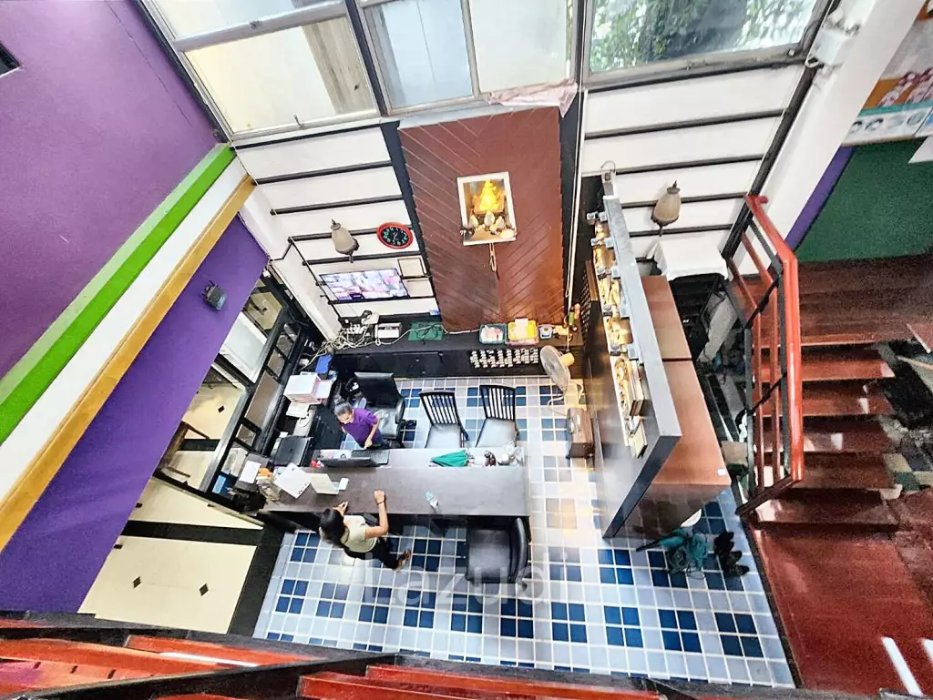 TAKE OVER BUSINESS: 54 Key hotel in Busy Khaosan Area