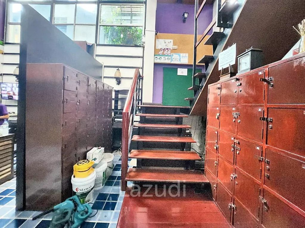 TAKE OVER BUSINESS: 54 Key hotel in Busy Khaosan Area