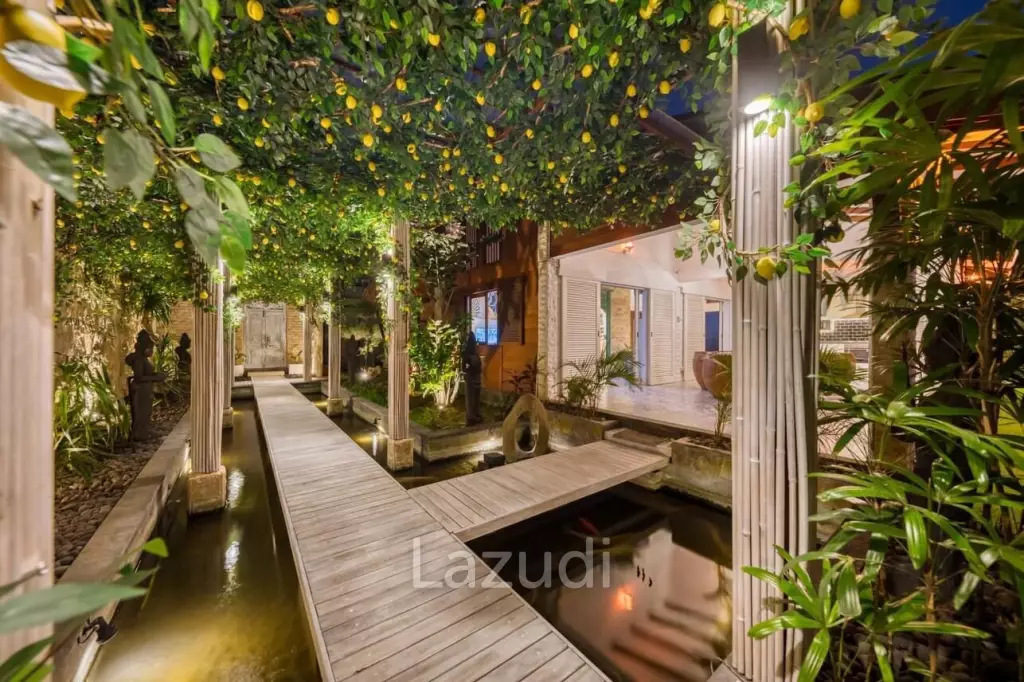 6 Bed Villa with Large Garden and Pool - Padonan