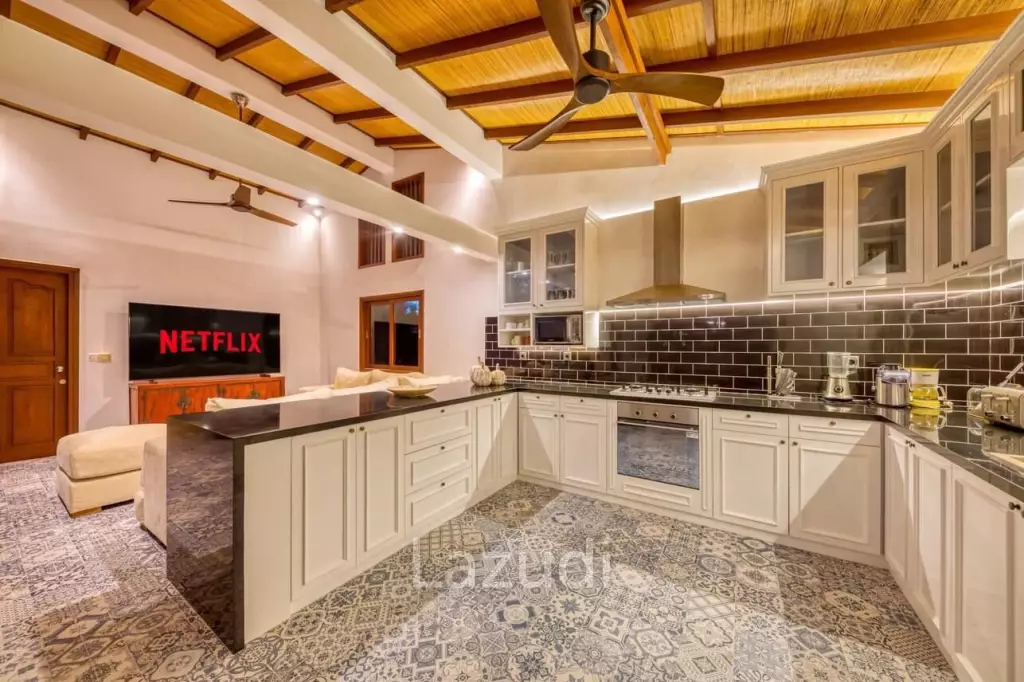 6 Bed Villa with Large Garden and Pool - Padonan