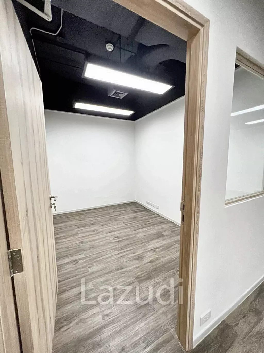 Office for rent Charn Issara Tower 2