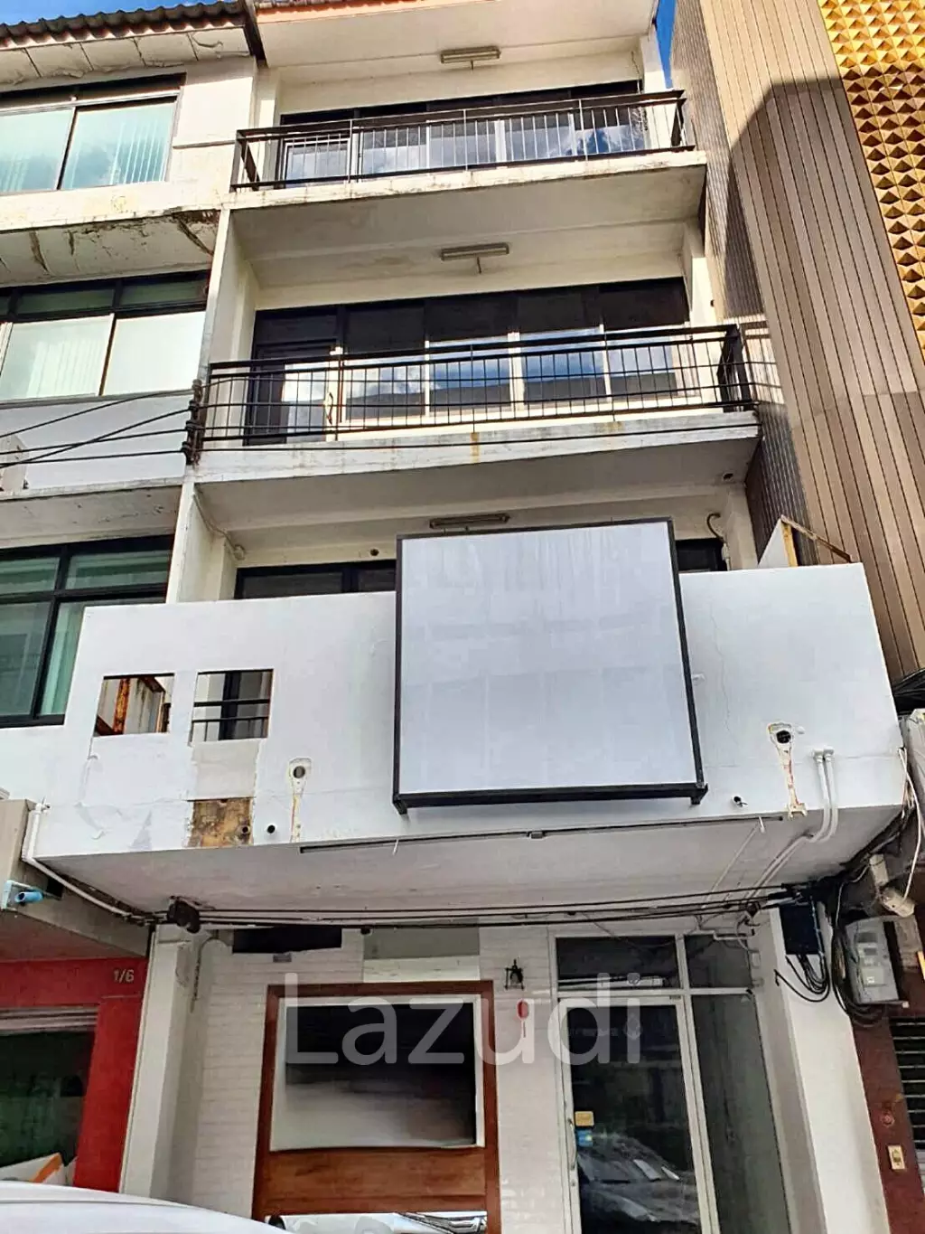 Building For rent in Suea Pa Road