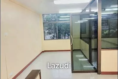 Building For rent in Charoen Nakhon