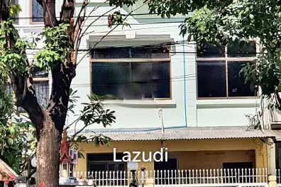 Building For rent in Charoen Nakhon