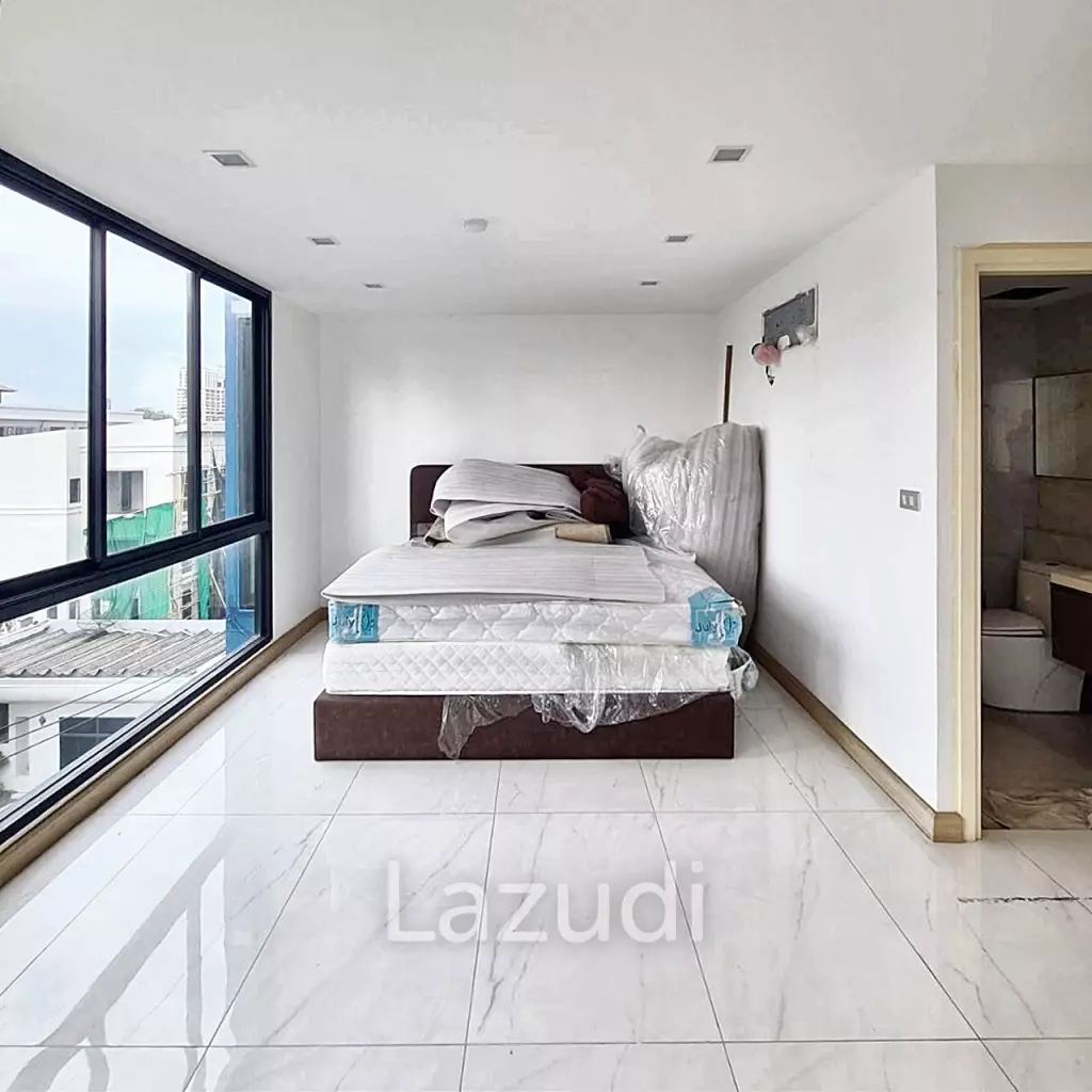 1 Bed 1 Bath 42 SQ.M The ACE Ekamai