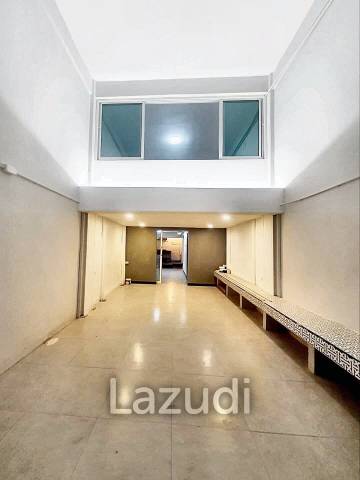 Commercial building for rent in Phrakhanong