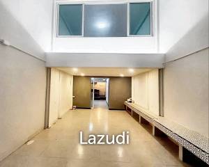 Commercial building for rent in Phrakhanong