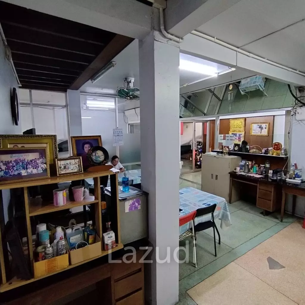 Prime Sukhumvit Main Sukhumvit Soi 30: 3 Shop houses in Phrom Phong - Ideal Investment Opportunity