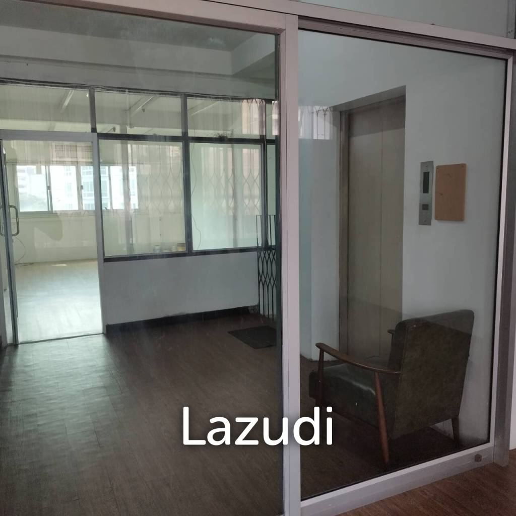 Prime Sukhumvit Main Sukhumvit Soi 30: 3 Shop houses in Phrom Phong - Ideal Investment Opportunity