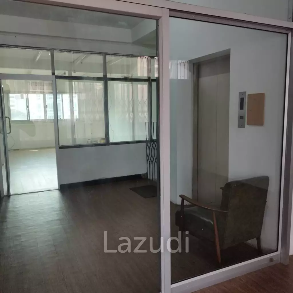 Prime Sukhumvit Main Sukhumvit Soi 30: 3 Shop houses in Phrom Phong - Ideal Investment Opportunity
