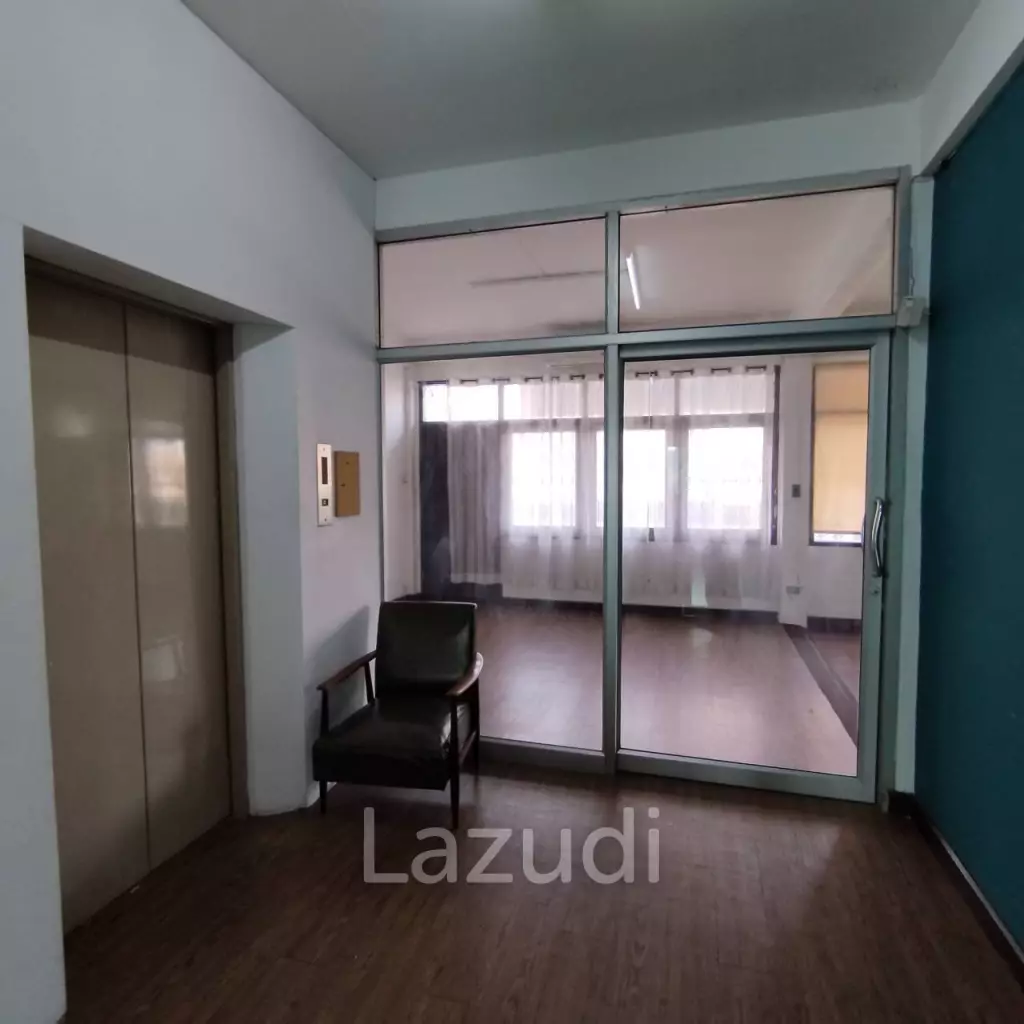 Prime Sukhumvit Main Sukhumvit Soi 30: 3 Shop houses in Phrom Phong - Ideal Investment Opportunity