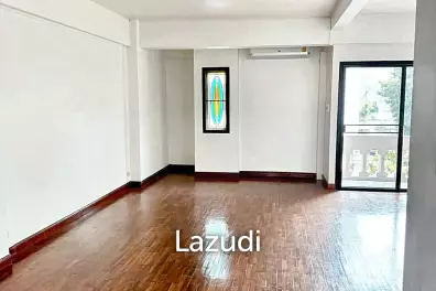 Home office for rent in Nana