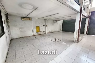Commercial building for rent in Bangna