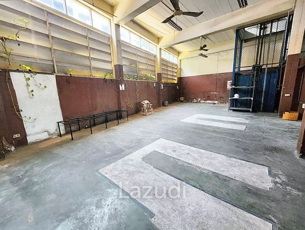 Commercial building for rent in Bangna