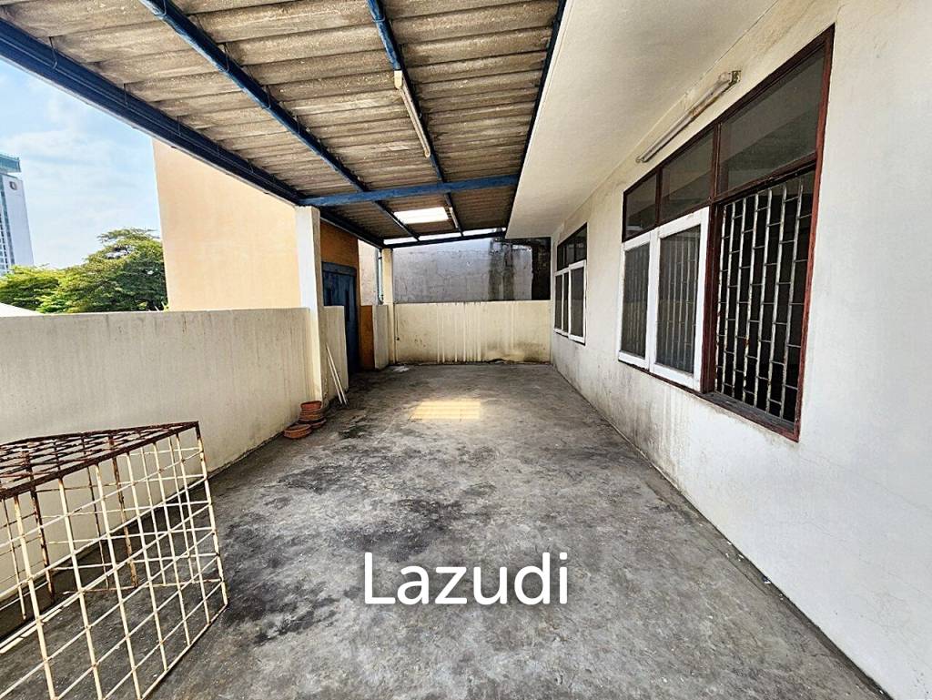Commercial building for rent in Bangna