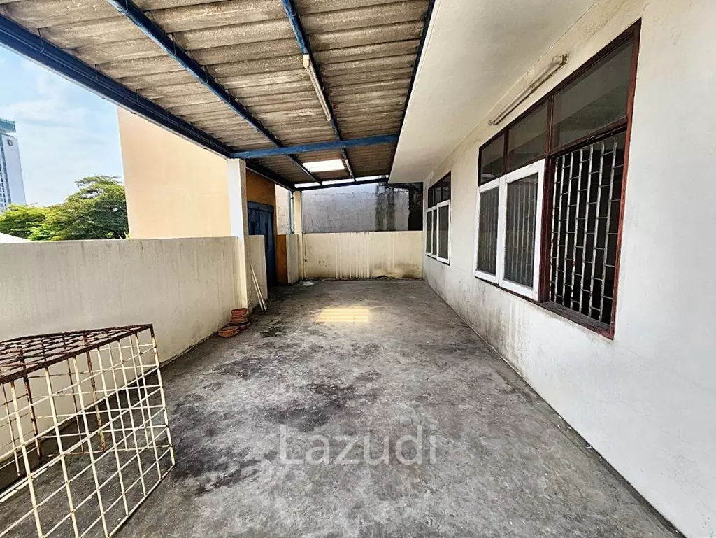 Commercial building for rent in Bangna