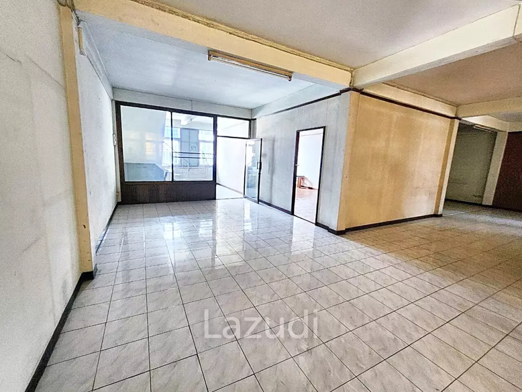 Commercial building for rent in Bangna