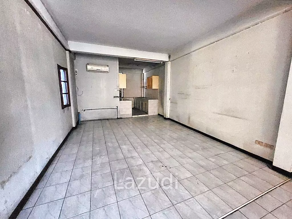Commercial building for rent in Bangna