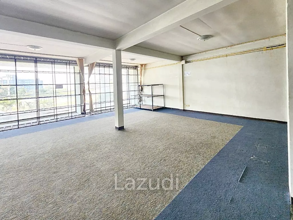 Commercial building for rent in Bangna