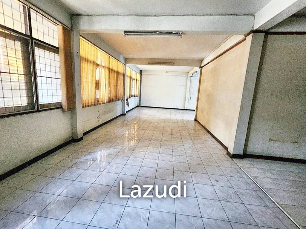 Commercial building for rent in Bangna