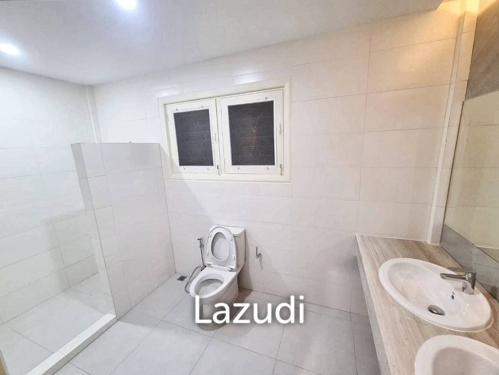 4 Bed 4 Bath 650 SQ.M House in Soi Sukhumvit 44