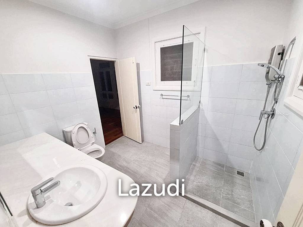 4 Bed 4 Bath 650 SQ.M House in Soi Sukhumvit 44