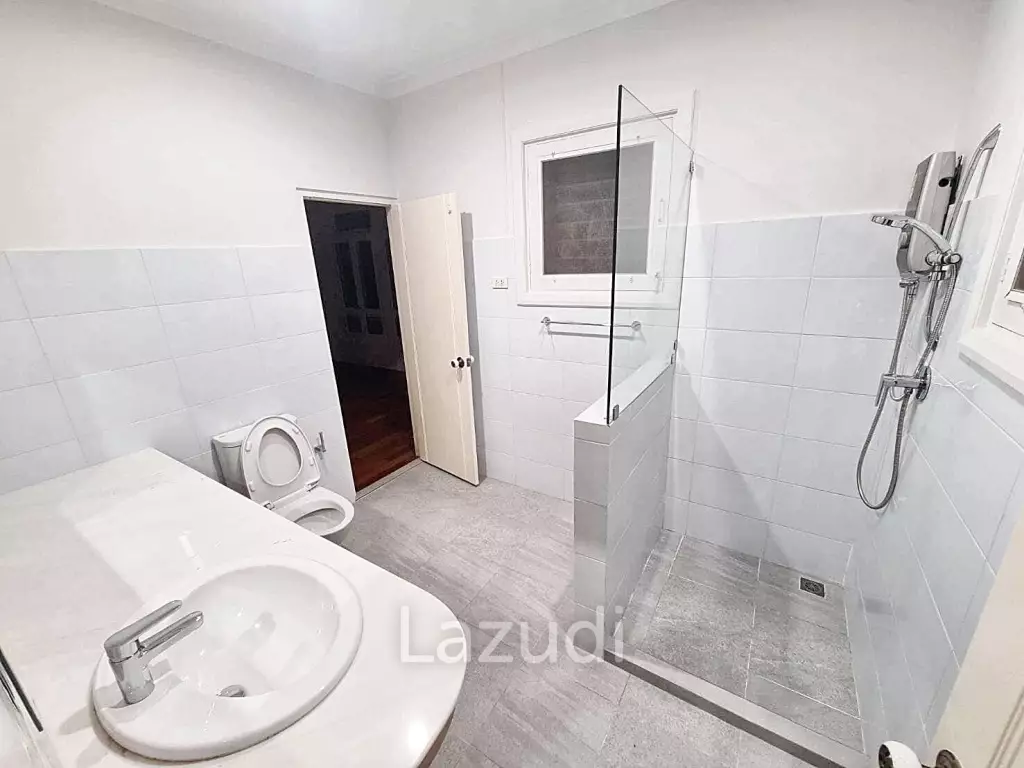 4 Bed 4 Bath 650 SQ.M House in Soi Sukhumvit 44