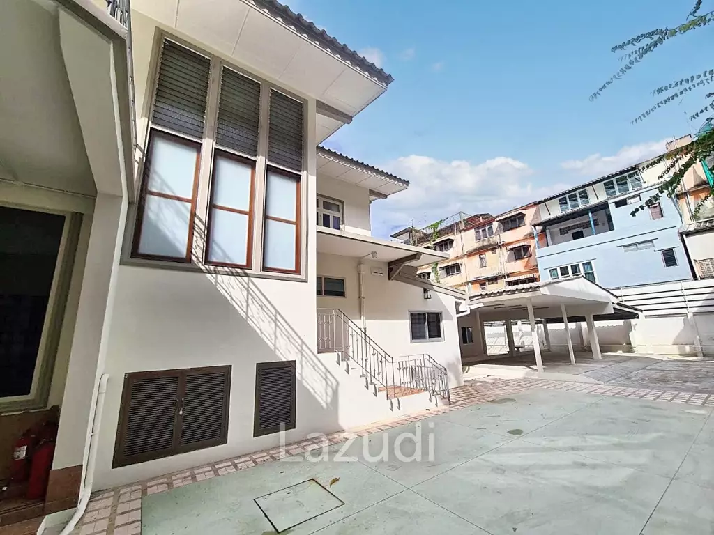 4 Bed 4 Bath 650 SQ.M House in Soi Sukhumvit 44