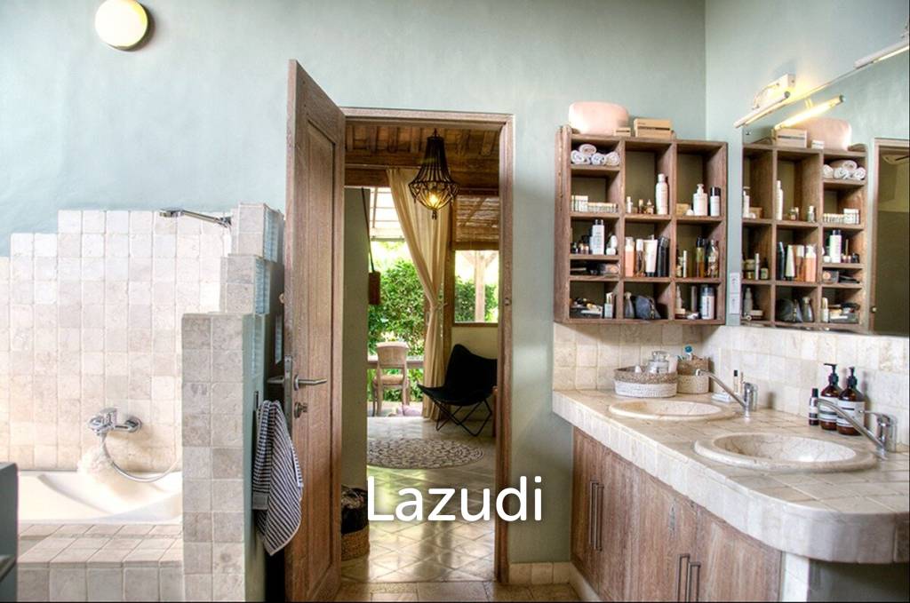 Beautiful 5 Bedrooms Villa in Quiet Central Kerobokan