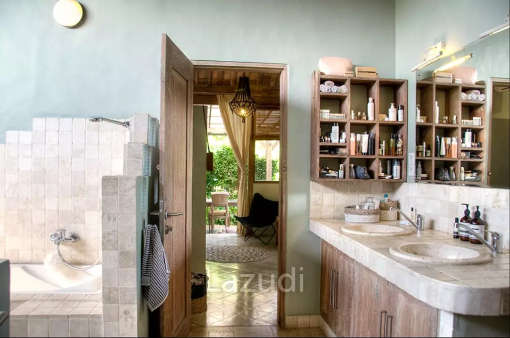 Beautiful 5 Bedrooms Villa in Quiet Central Kerobokan