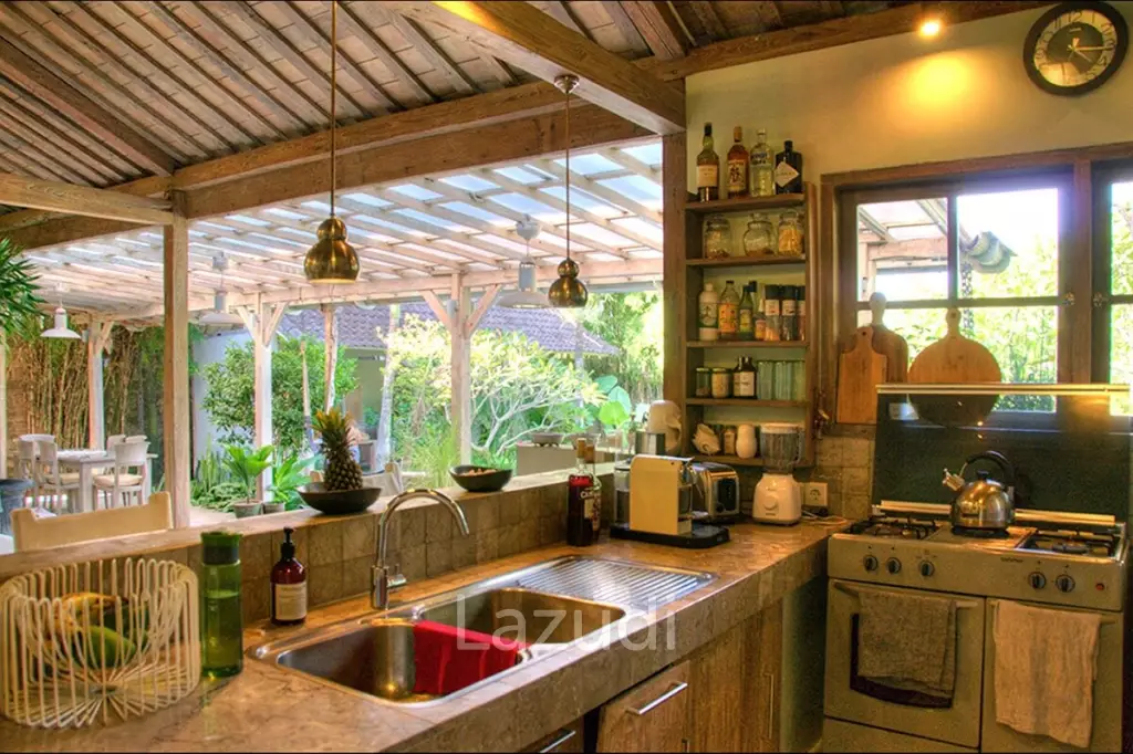 Beautiful 5 Bedrooms Villa in Quiet Central Kerobokan