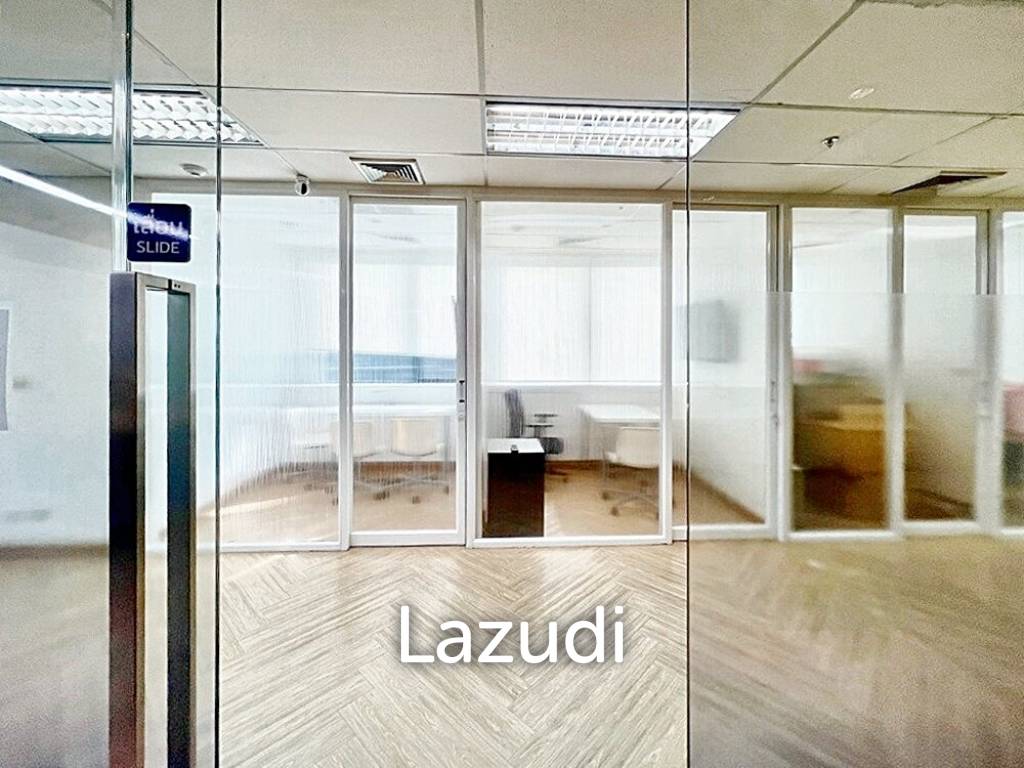 Office space 206 SQ.M for rent in Huaykwang