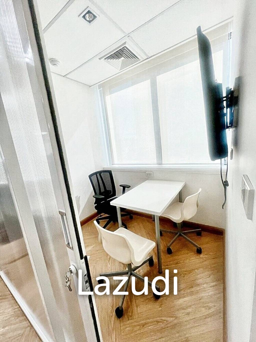 Office space 206 SQ.M for rent in Huaykwang