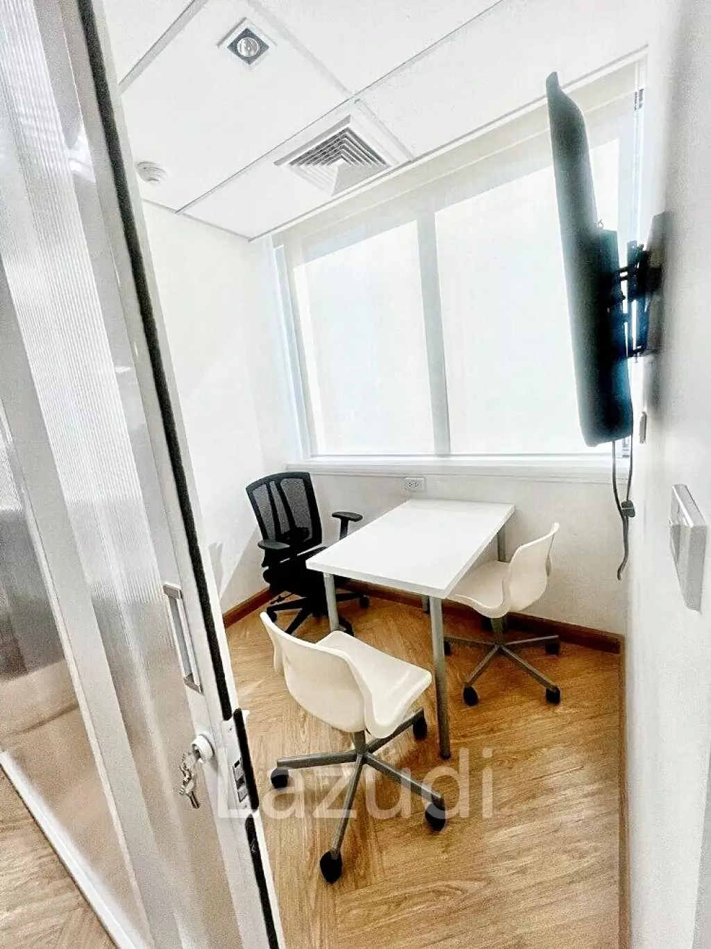 Office space 206 SQ.M for rent in Huaykwang