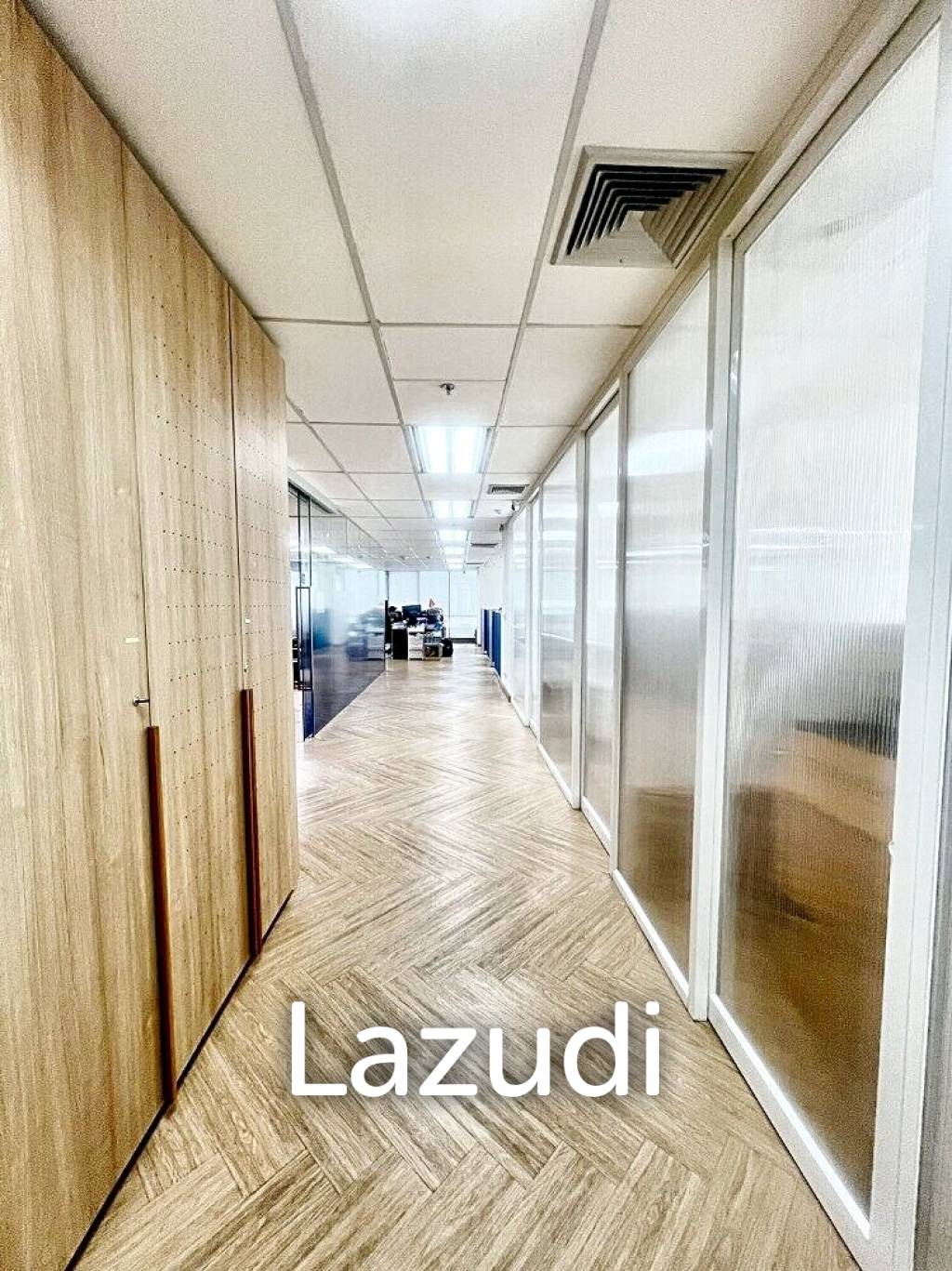 Office space 206 SQ.M for rent in Huaykwang