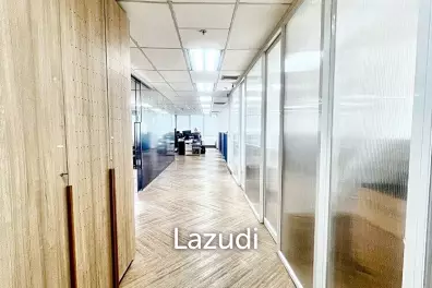 Office space 206 SQ.M for rent in Huaykwang