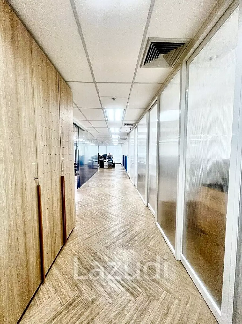 Office space 206 SQ.M for rent in Huaykwang
