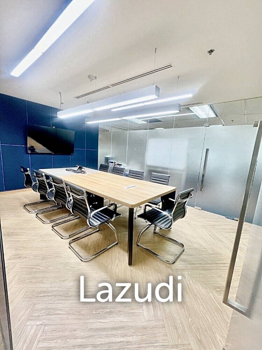 Office space 206 SQ.M for rent in Huaykwang