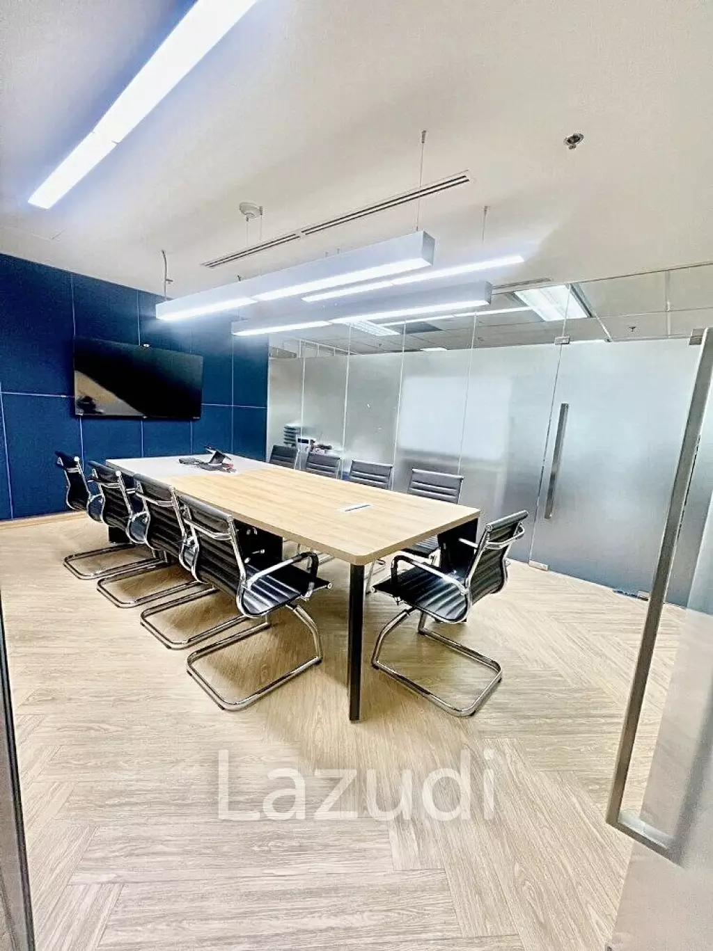 Office space 206 SQ.M for rent in Huaykwang