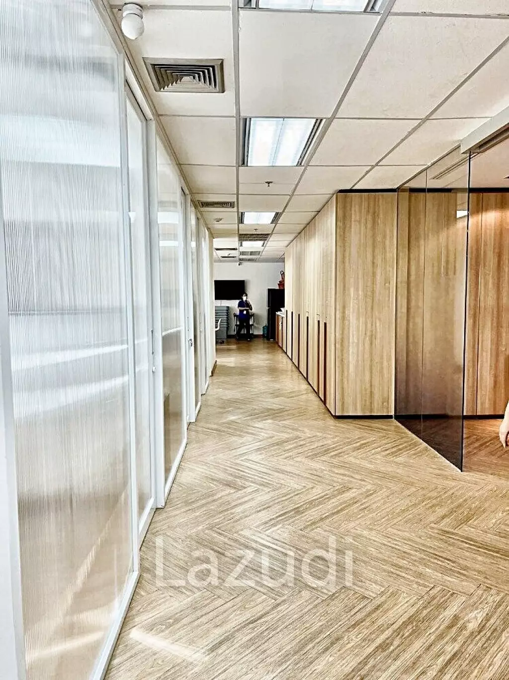 Office space 206 SQ.M for rent in Huaykwang