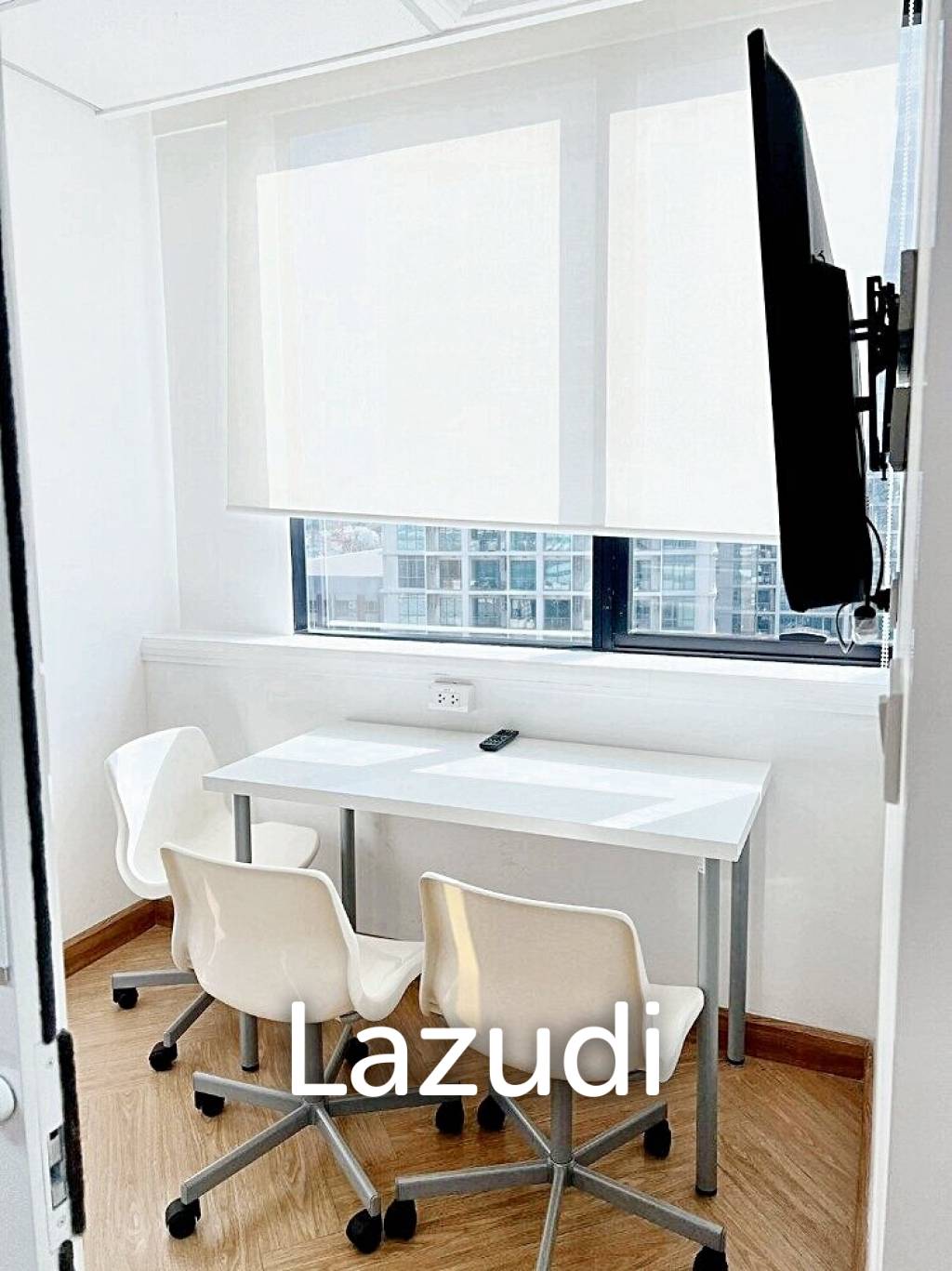 Office space 206 SQ.M for rent in Huaykwang