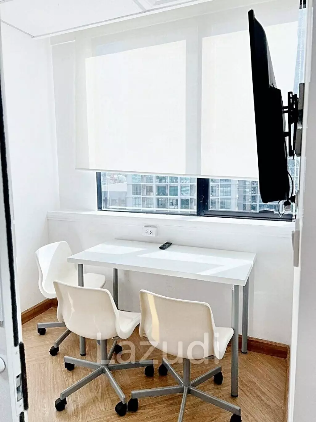 Office space 206 SQ.M for rent in Huaykwang