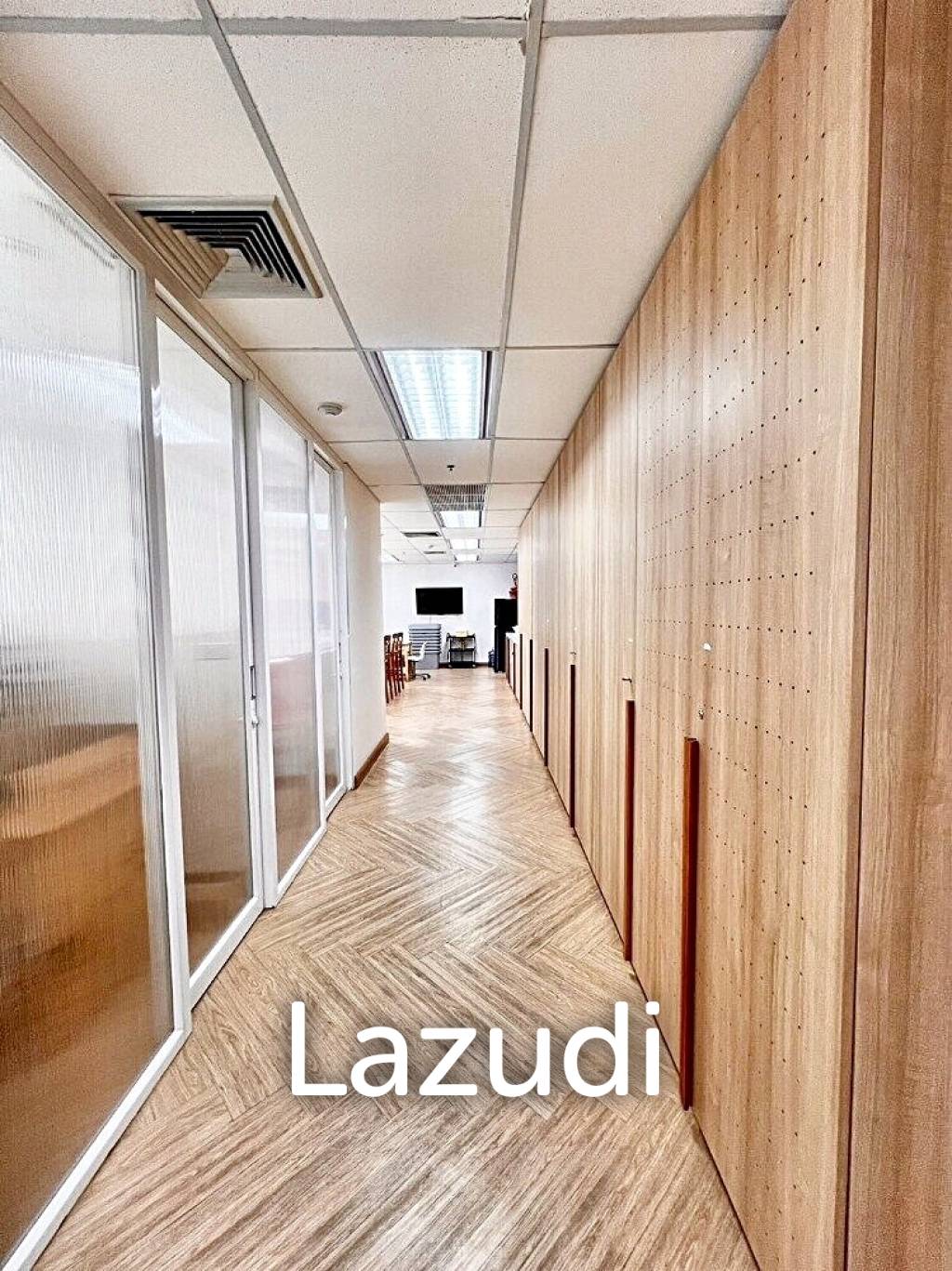 Office space 206 SQ.M for rent in Huaykwang
