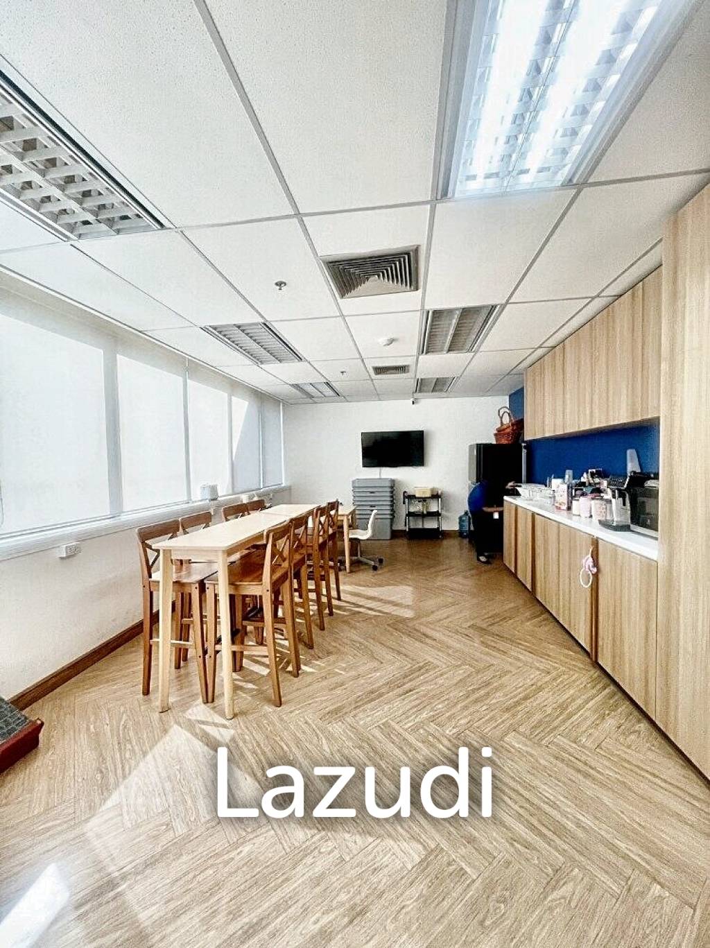 Office space 206 SQ.M for rent in Huaykwang