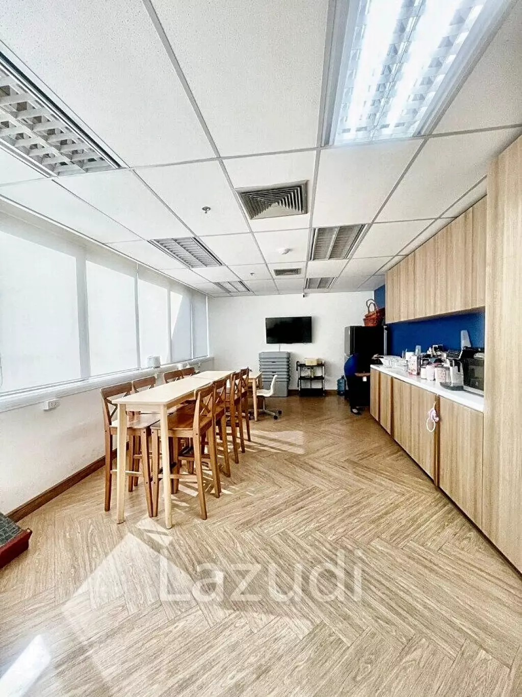 Office space 206 SQ.M for rent in Huaykwang
