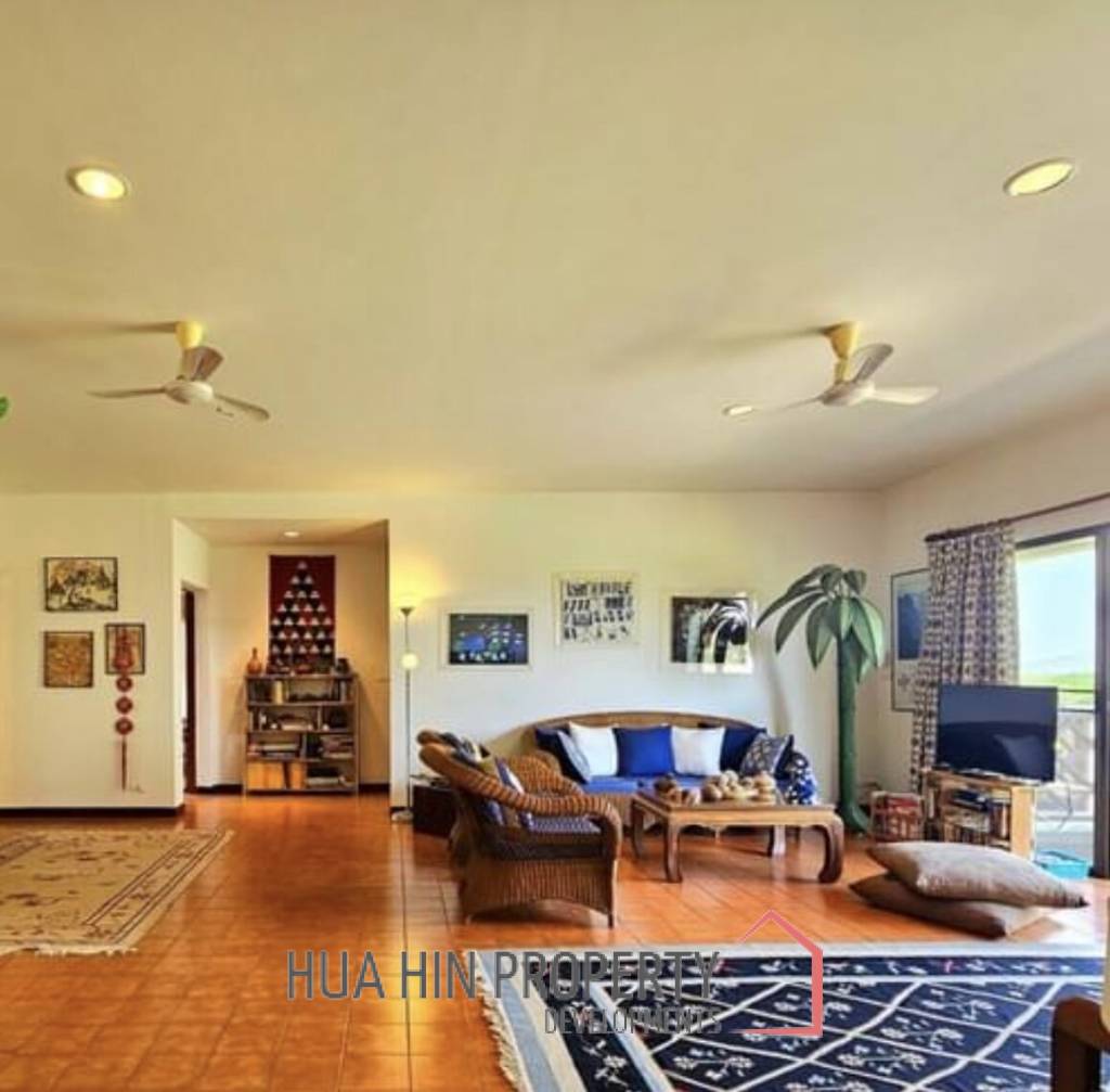 PALM HILL CONDO  : 2 bed stunning view