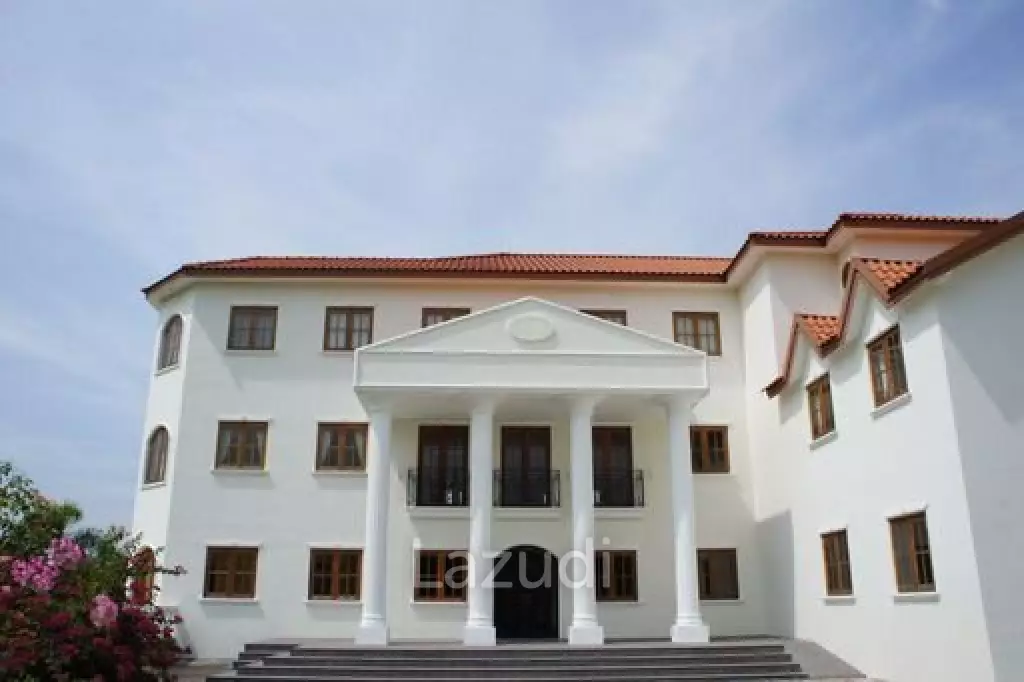 Unique 10 Bed Villa on Golf Course also suitable as a Boutique Hotel