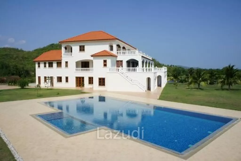 Unique 10 Bed Villa on Golf Course also suitable as a Boutique Hotel