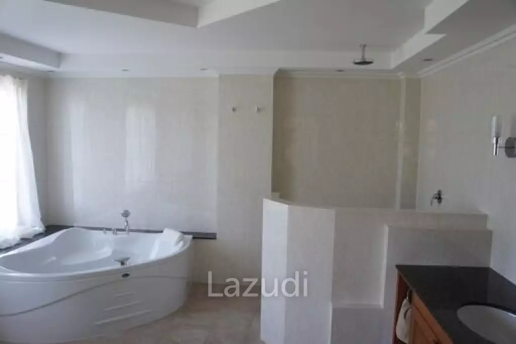 Unique 10 Bed Villa on Golf Course also suitable as a Boutique Hotel