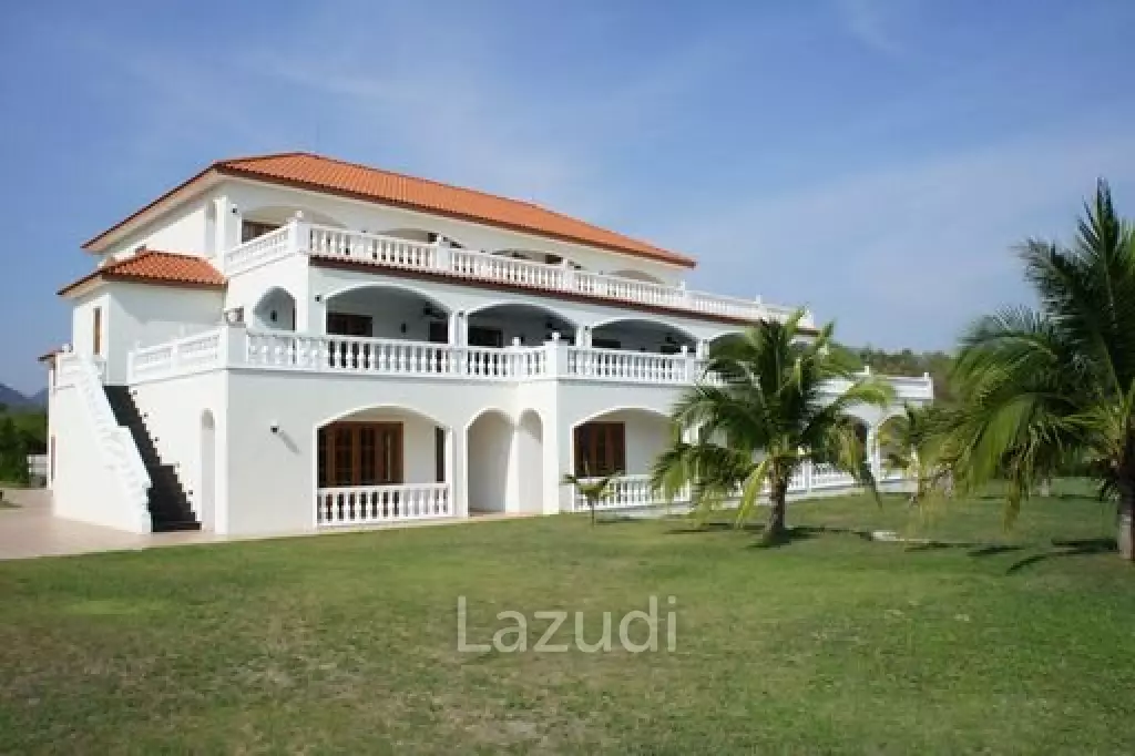 Unique 10 Bed Villa on Golf Course also suitable as a Boutique Hotel